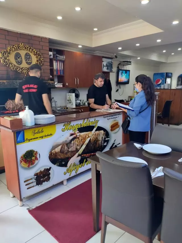 Sultangazi'de vatandaşlar ziyaret edilerek talepleri dinleniyor
