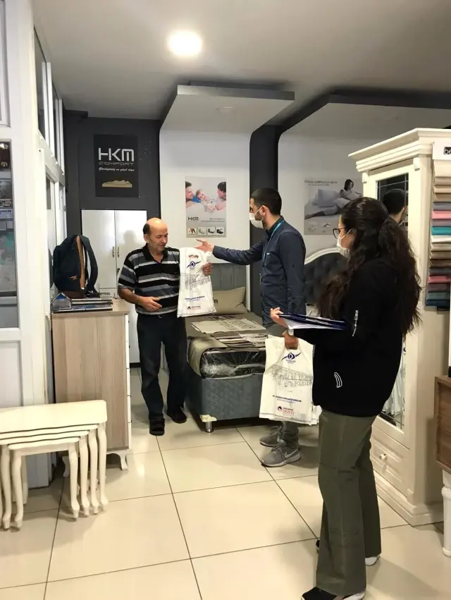 Sultangazi'de vatandaşlar ziyaret edilerek talepleri dinleniyor