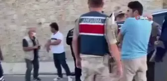 Erzurum: Sürücüsünün direksiyon hakimiyetini kaybettiği minibüs duvara çarparak durabildi Erzurum: Sürücüsünün direksiyon hakimiyetini kaybettiği minibüs duvara çarparak durabildi
