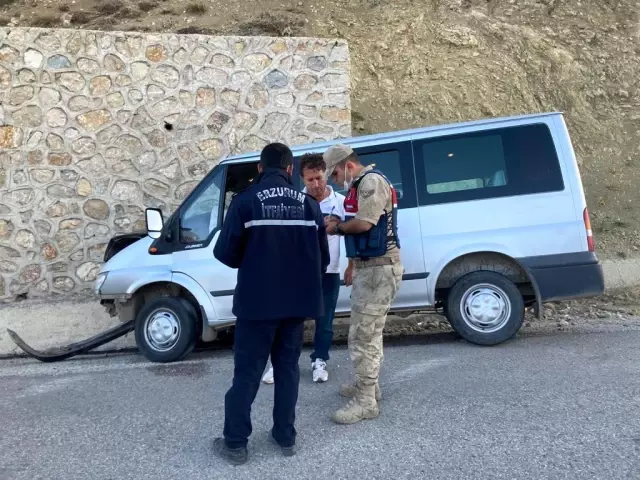 Sürücüsünün direksiyon hakimiyetini kaybettiği minibüs duvara çarparak durabildi