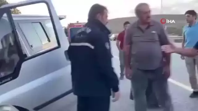 Sürücüsünün direksiyon hakimiyetini kaybettiği minibüs duvara çarparak durabildi