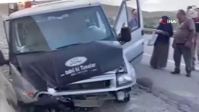 Sürücüsünün direksiyon hakimiyetini kaybettiği minibüs duvara çarparak durabildi