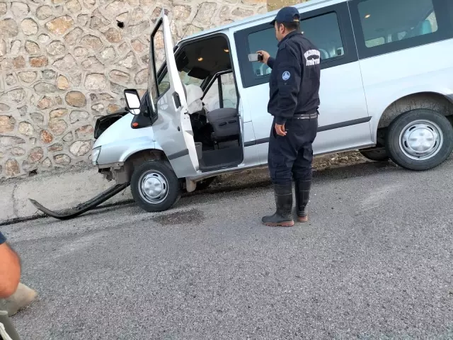 Sürücüsünün direksiyon hakimiyetini kaybettiği minibüs duvara çarparak durabildi
