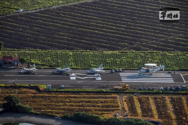Tayvan savaş uçakları otoyola kurulan geçici piste iniş yaptı