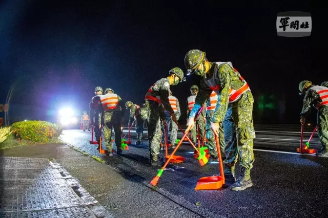 Tayvan savaş uçakları otoyola kurulan geçici piste iniş yaptı