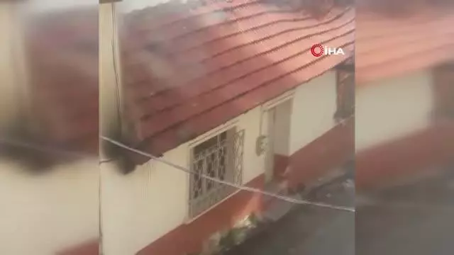 Tinerci evi yaktı, mahalleli tepki gösterdi