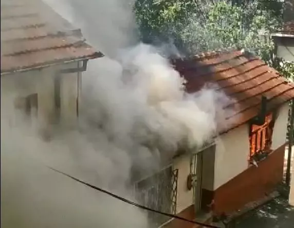 Tinerci evi yaktı, mahalleli tepki gösterdi