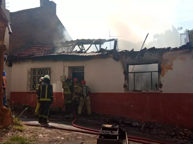 Tinerci evi yaktı, mahalleli tepki gösterdi