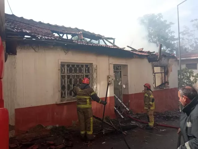 Tinerci evi yaktı, mahalleli tepki gösterdi