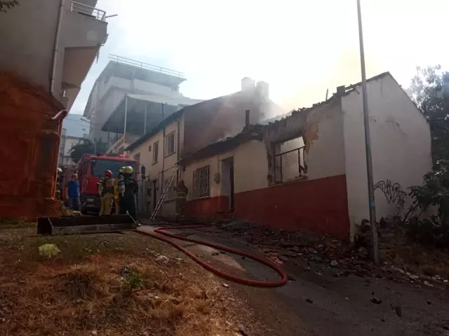 Tinerci evi yaktı, mahalleli tepki gösterdi