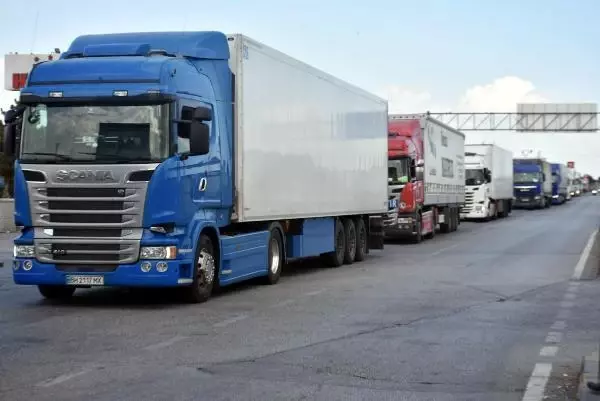 TIR'A BİNMEYE ÇALIŞAN GÖÇMENLER, KENDİLERİNİ FARK EDEN BEKÇİYE SİLAH ÇEKTİ