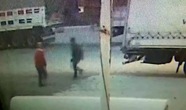 TIR'A BİNMEYE ÇALIŞAN GÖÇMENLER, KENDİLERİNİ FARK EDEN BEKÇİYE SİLAH ÇEKTİ