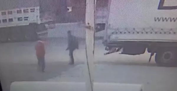 TIR'A BİNMEYE ÇALIŞAN GÖÇMENLER, KENDİLERİNİ FARK EDEN BEKÇİYE SİLAH ÇEKTİ