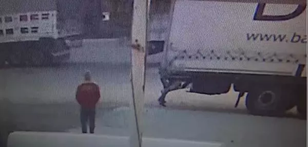 TIR'A BİNMEYE ÇALIŞAN GÖÇMENLER, KENDİLERİNİ FARK EDEN BEKÇİYE SİLAH ÇEKTİ