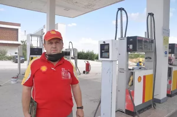 TIR'A BİNMEYE ÇALIŞAN GÖÇMENLER, KENDİLERİNİ FARK EDEN BEKÇİYE SİLAH ÇEKTİ