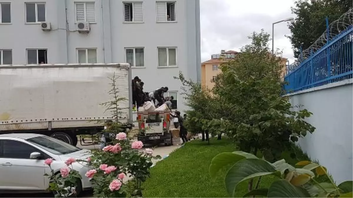 TIR'DA SAMAN BALYALARININ ARKASINA GİZLENEN 69 KAÇAK GÖÇMEN YAKALANDI