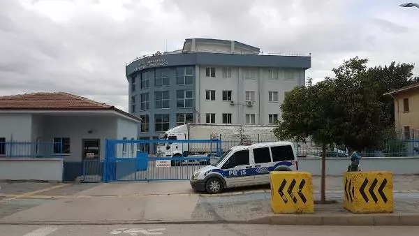 TIR'DA SAMAN BALYALARININ ARKASINA GİZLENEN 69 KAÇAK GÖÇMEN YAKALANDI