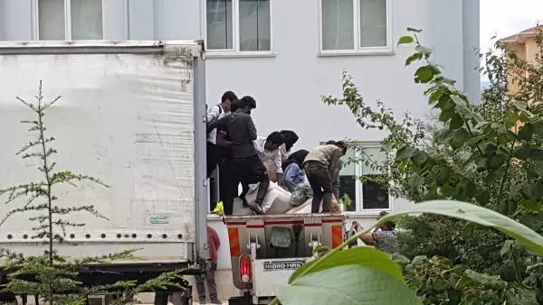 TIR'DA SAMAN BALYALARININ ARKASINA GİZLENEN 69 KAÇAK GÖÇMEN YAKALANDI