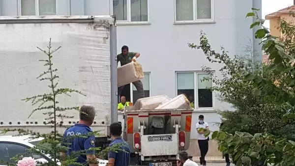 TIR'DA SAMAN BALYALARININ ARKASINA GİZLENEN 69 KAÇAK GÖÇMEN YAKALANDI