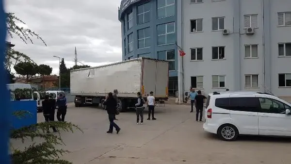 TIR'DA SAMAN BALYALARININ ARKASINA GİZLENEN 69 KAÇAK GÖÇMEN YAKALANDI