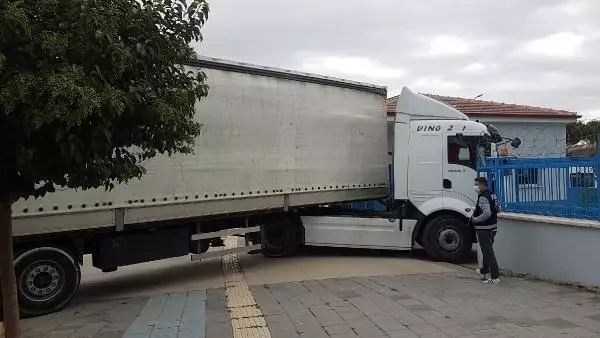 TIR'DA SAMAN BALYALARININ ARKASINA GİZLENEN 69 KAÇAK GÖÇMEN YAKALANDI