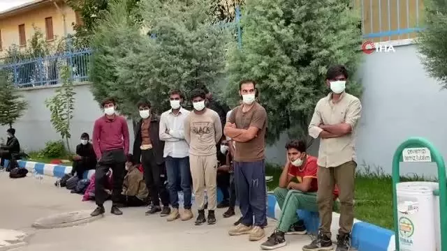 Tır dorsesinde ki saman balyalarının arasında 69 göçmen yakalandı