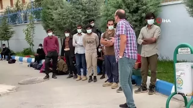 Tır dorsesinde ki saman balyalarının arasında 69 göçmen yakalandı