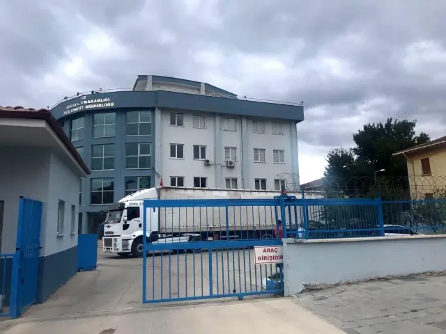 Tır dorsesinde ki saman balyalarının arasında 69 göçmen yakalandı