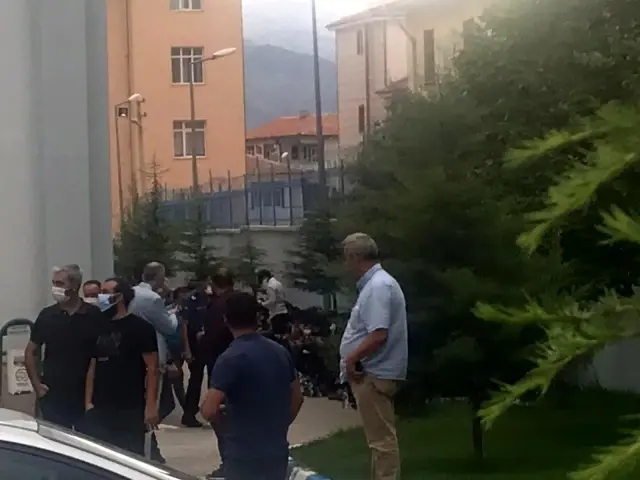 Tır dorsesinde ki saman balyalarının arasında 69 göçmen yakalandı