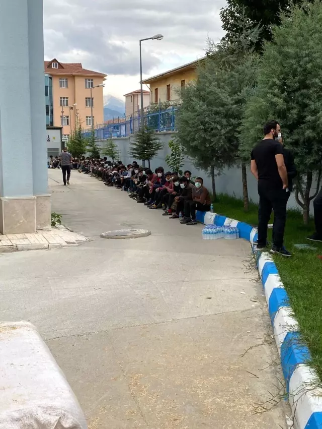 Tır dorsesinde ki saman balyalarının arasında 69 göçmen yakalandı