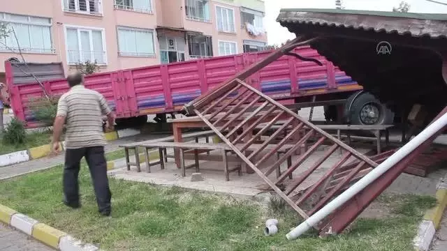 Tırdan ayrılarak kameriyeye çarpan dorse hasara yol açtı