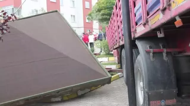 Tırdan ayrılarak kameriyeye çarpan dorse hasara yol açtı