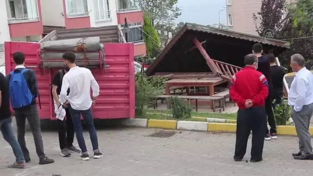 Tırdan ayrılarak kameriyeye çarpan dorse hasara yol açtı