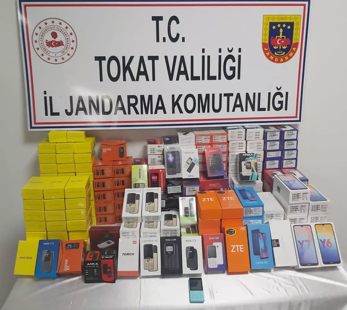 Tokat'ta 247 kaçak cep telefonu ele geçirildi