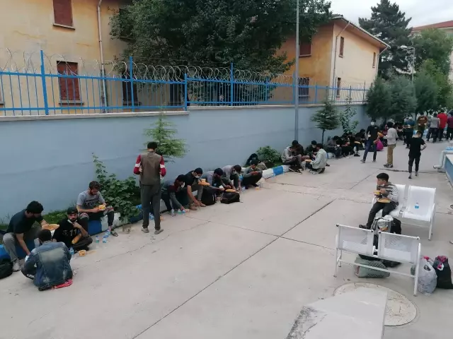 Bir tırda 69 düzensiz göçmen yakalandı