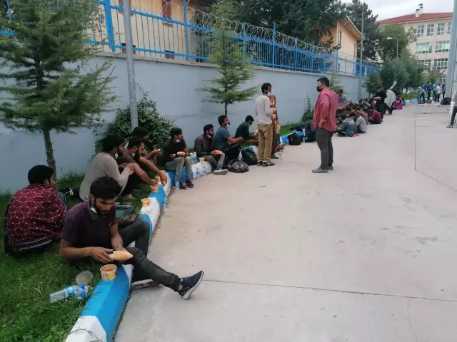 Bir tırda 69 düzensiz göçmen yakalandı