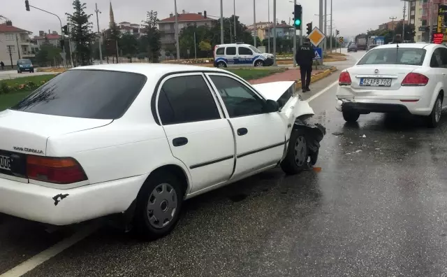 Son dakika haberleri! Trafik ışıklarında kaza: 2 yaralı