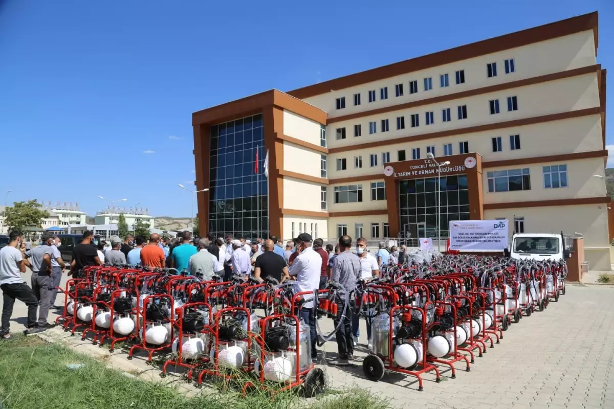 Tunceli'de çiftçilere süt sağım makinesi ve soğutma tankı dağıtıldı