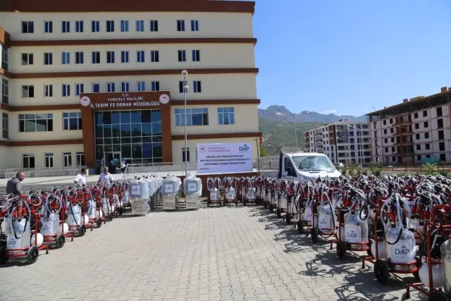 Tunceli'de çiftçilere süt sağım makinesi ve soğutma tankı dağıtıldı