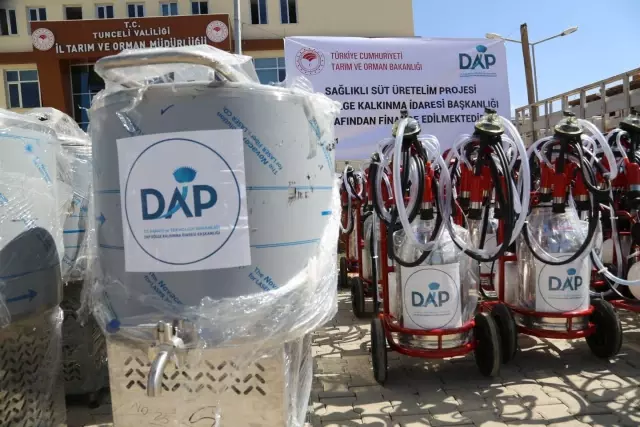 Tunceli'de çiftçilere süt sağım makinesi ve soğutma tankı dağıtıldı