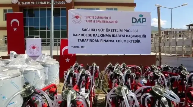 Tunceli'de çiftçilere süt sağım makinesi ve soğutma tankı dağıtıldı