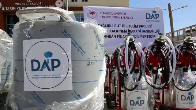 Tunceli'de çiftçilere süt sağım makinesi ve soğutma tankı dağıtıldı