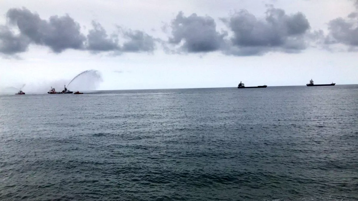 Türk Yıldızları'nın gösterisi iptal olunca römorkörlerin su gösterisini izlediler