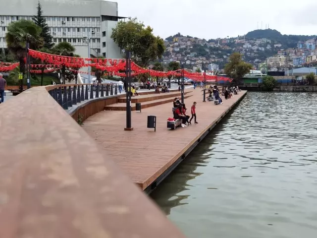 Türk Yıldızları'nın gösterisi iptal olunca römorkörlerin su gösterisini izlediler