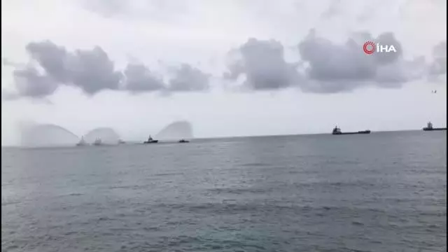 Türk Yıldızları'nın gösterisi iptal olunca römorkörlerin su gösterisini izlediler