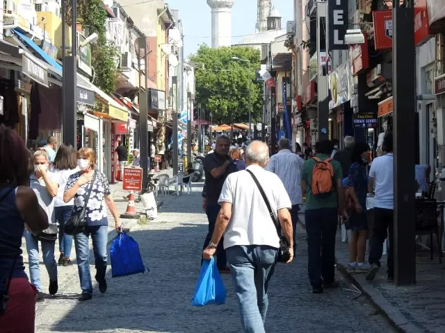 Üniversite öğrencilerinin gelişi esnafı sevindirdi