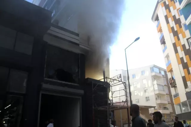 Son dakika haber... Van'da yangın korkulu anlar yaşattı...2'si çocuk 3 kişi yaralandı