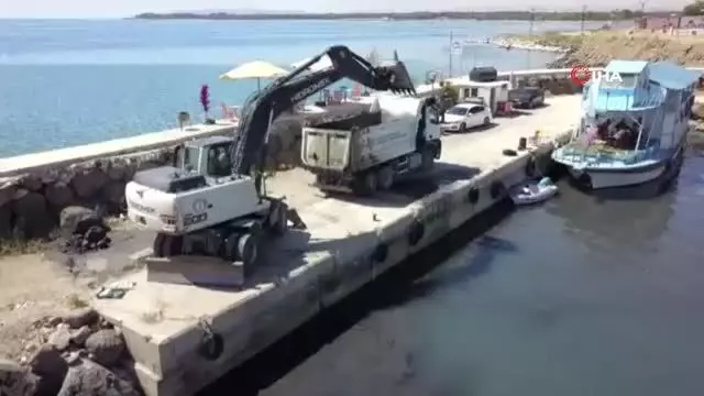 Van Gölü'nde karaya oturan balıkçı tekneleri 'Vira Bismillah' dedi
