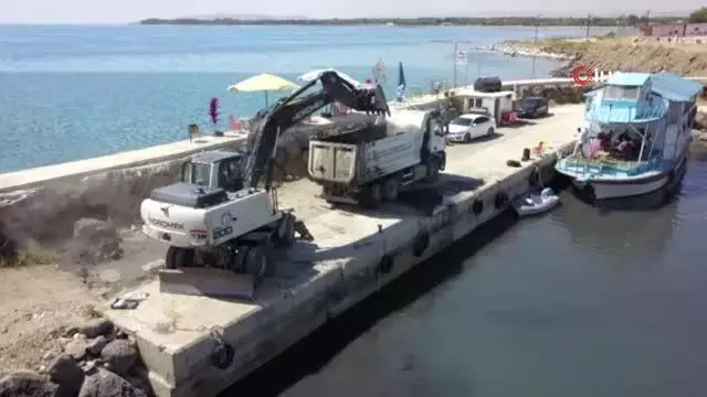 Van Gölü'nde karaya oturan balıkçı tekneleri 'Vira Bismillah' dedi