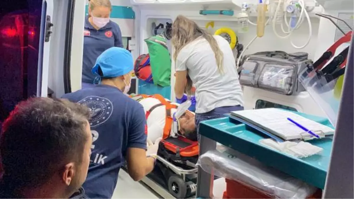 YARALI SÜRÜCÜ, 'BENİM ÇALIŞMAM LAZIM' DİYEREK AMBULANSTAN İNMEK İSTEDİ
